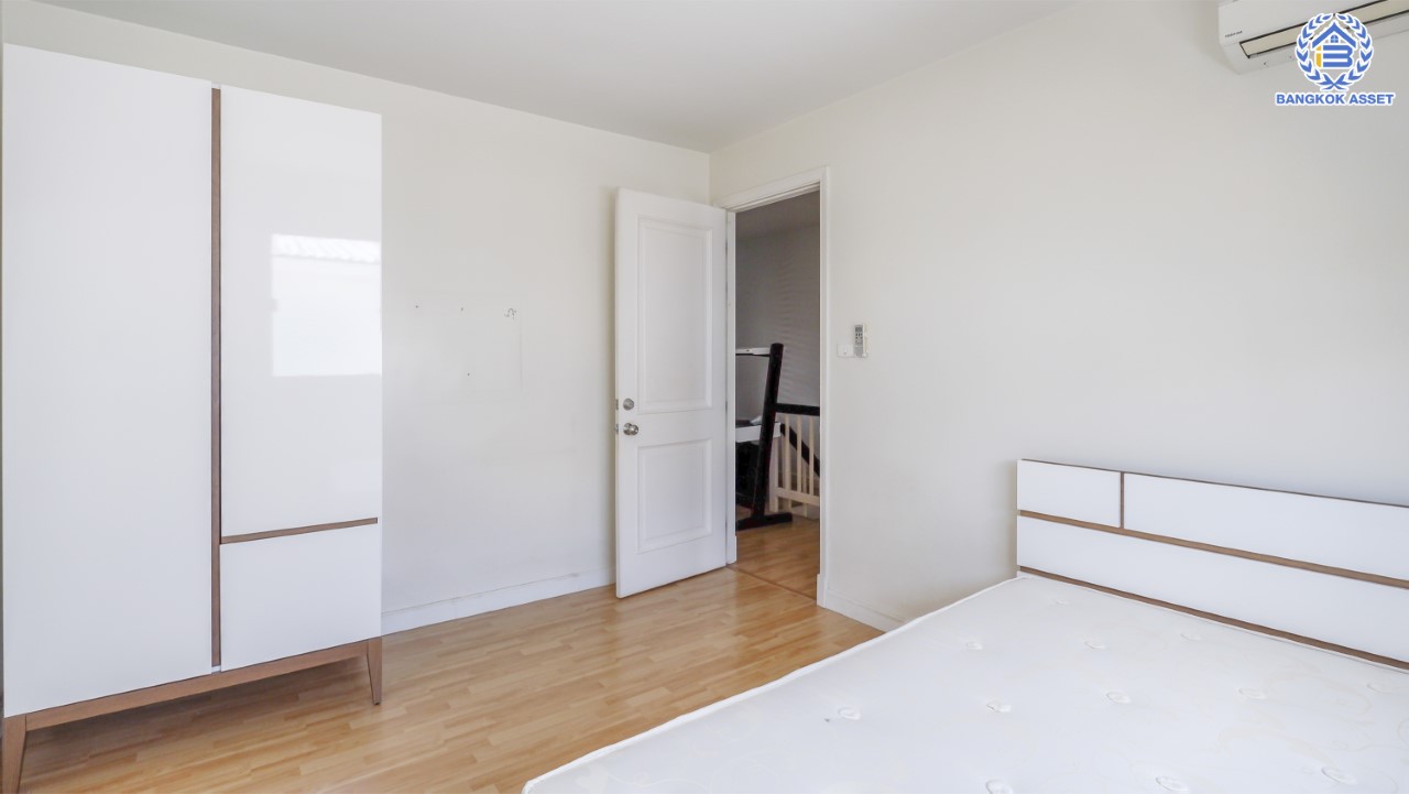 บ้านมือสองตกแต่งใหม่ ทาวน์โฮม 3 ชั้นหลังใหญ่ ม.พลัสซิตี้พาร์ค สนามบินน้ำ เนื้อที่ 22.9 ตร.ว. ฟังก์ชัน 3 ห้องนอน 3 ห้องน้ำ จอดรถได้ 2 คัน บนทำเลโซนเมือง! ใกล้สถานที่ราชการหลายแห่ง เซ็นทรัลรัตนาธิเบศร์ และรถไฟฟ้า "สถานีแยกนนทบุรี1"